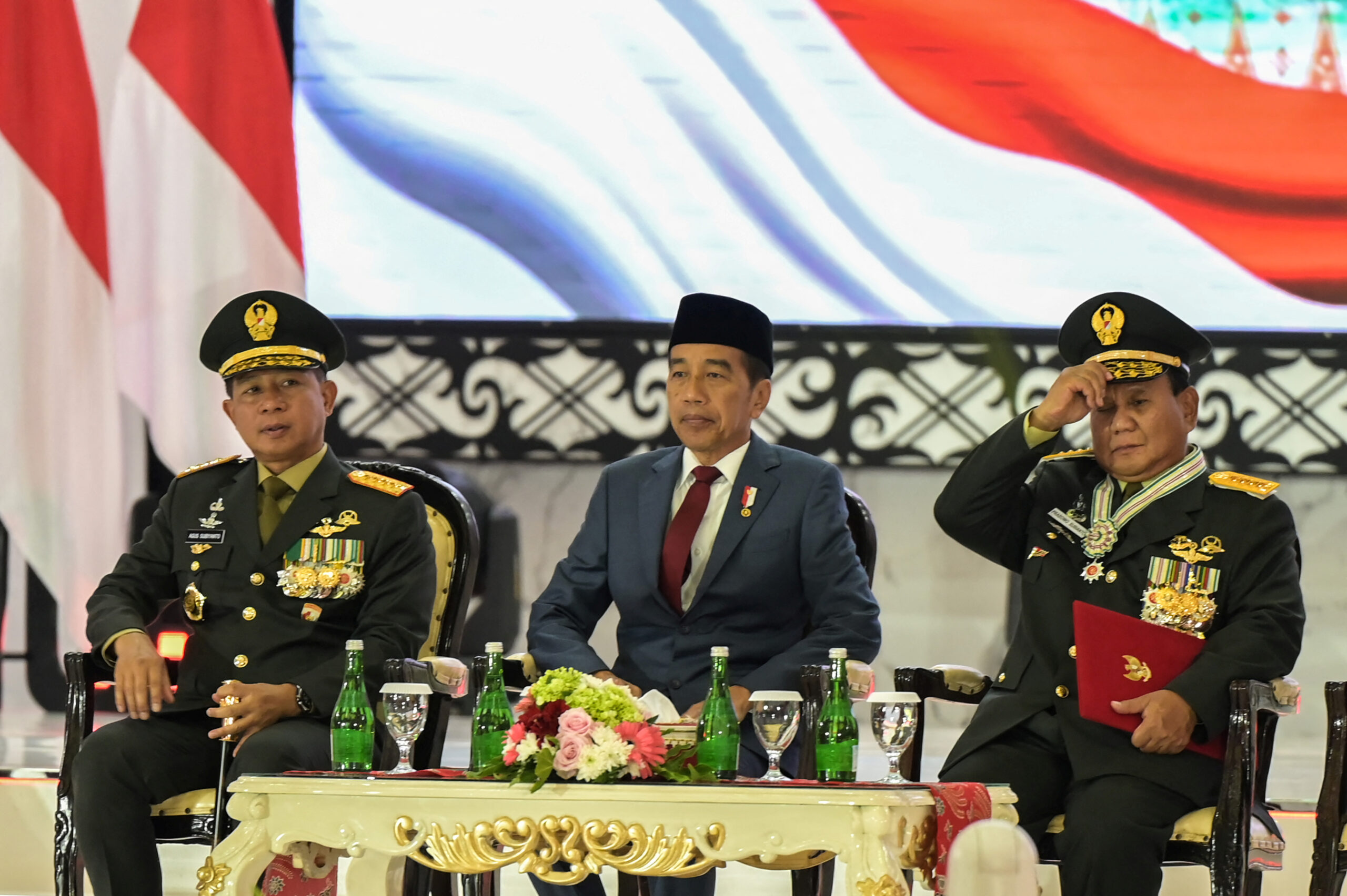 Jokowi grants Prabowo a four-star general rank while stifling rumors of a political deal