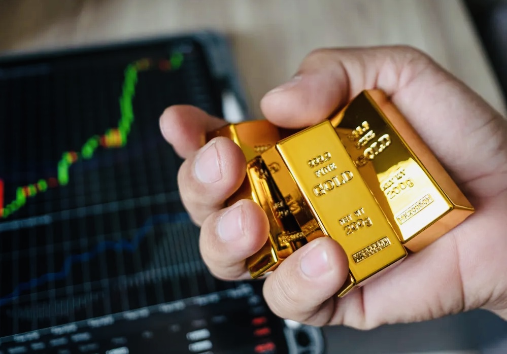 Gold prices increase  record highs amid rupee depreciation